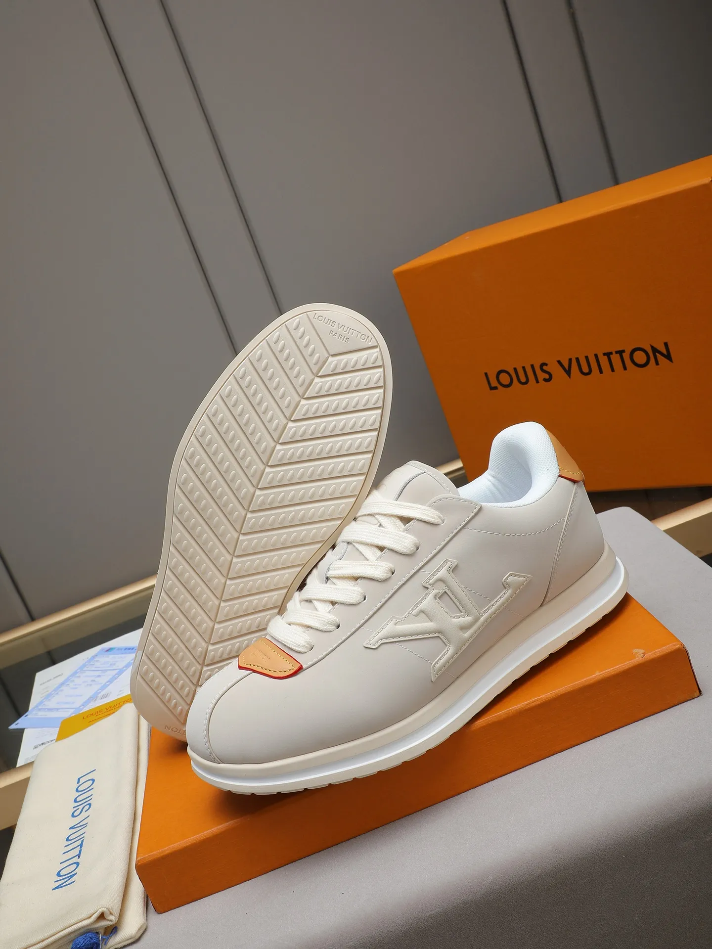 PP560 LV Louis Vuitton L Jialu Brand Runner Tatic Series Thick-soled Casual Sports Shoes Running Shoes Original purchase, development and production This LV Runner Tatic sports shoe combines technical materials such as mesh fabric and ribbons to interpret the inspiration of traditional mountaineering shoes. LV letters are written on one side, the lariat buckle of the quick lacing system is embellished with Monogram flowers and Louis Vuitton logos, and the light and wear-resistant rubber outsole completes the whole. ▪️Fabric: Original imported cowhide + mesh ▪️Inner lining: Original customized breathable mesh ▪️Sole: Original open-molded anti-slip rubber combination material ▪️Size: Men's 38-44 (customized for 45 and 46)